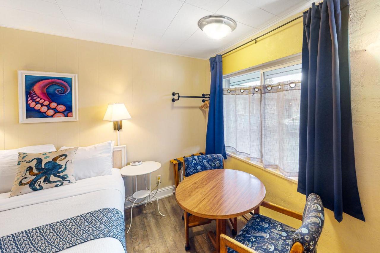 Lamplighter Inn - Tropical Fish Cove And Octopus Encounter Bandon Bagian luar foto