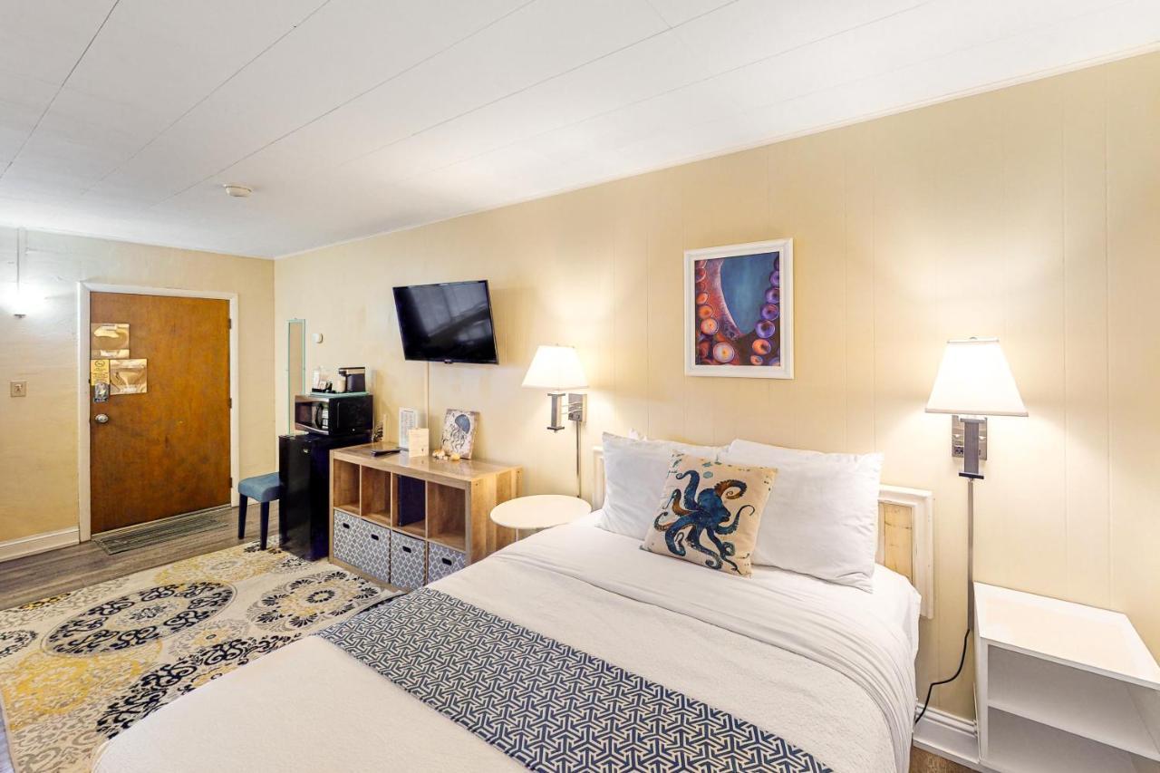 Lamplighter Inn - Tropical Fish Cove And Octopus Encounter Bandon Bagian luar foto