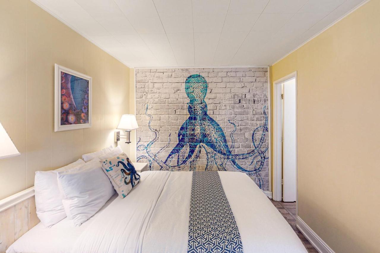 Lamplighter Inn - Tropical Fish Cove And Octopus Encounter Bandon Bagian luar foto