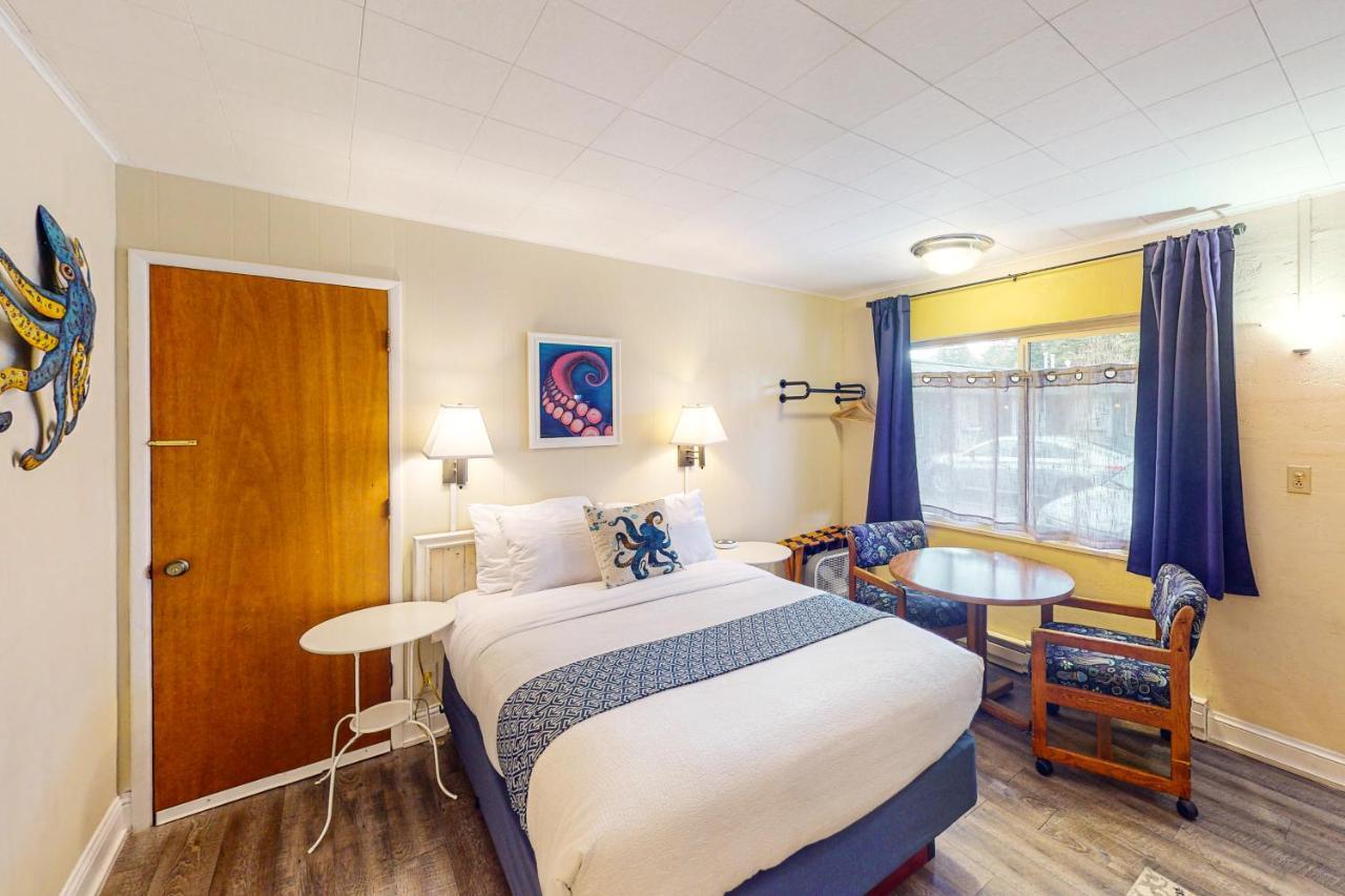Lamplighter Inn - Tropical Fish Cove And Octopus Encounter Bandon Bagian luar foto