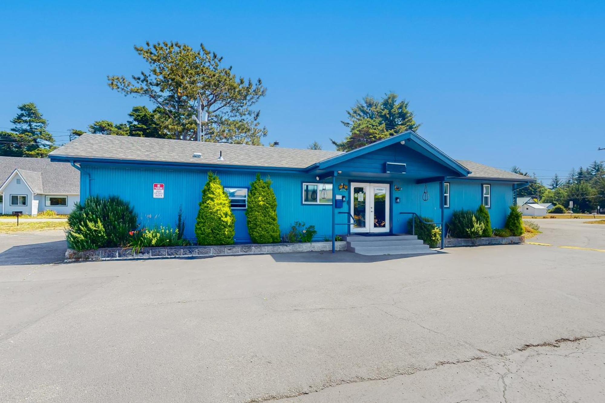 Lamplighter Inn - Tropical Fish Cove And Octopus Encounter Bandon Bagian luar foto