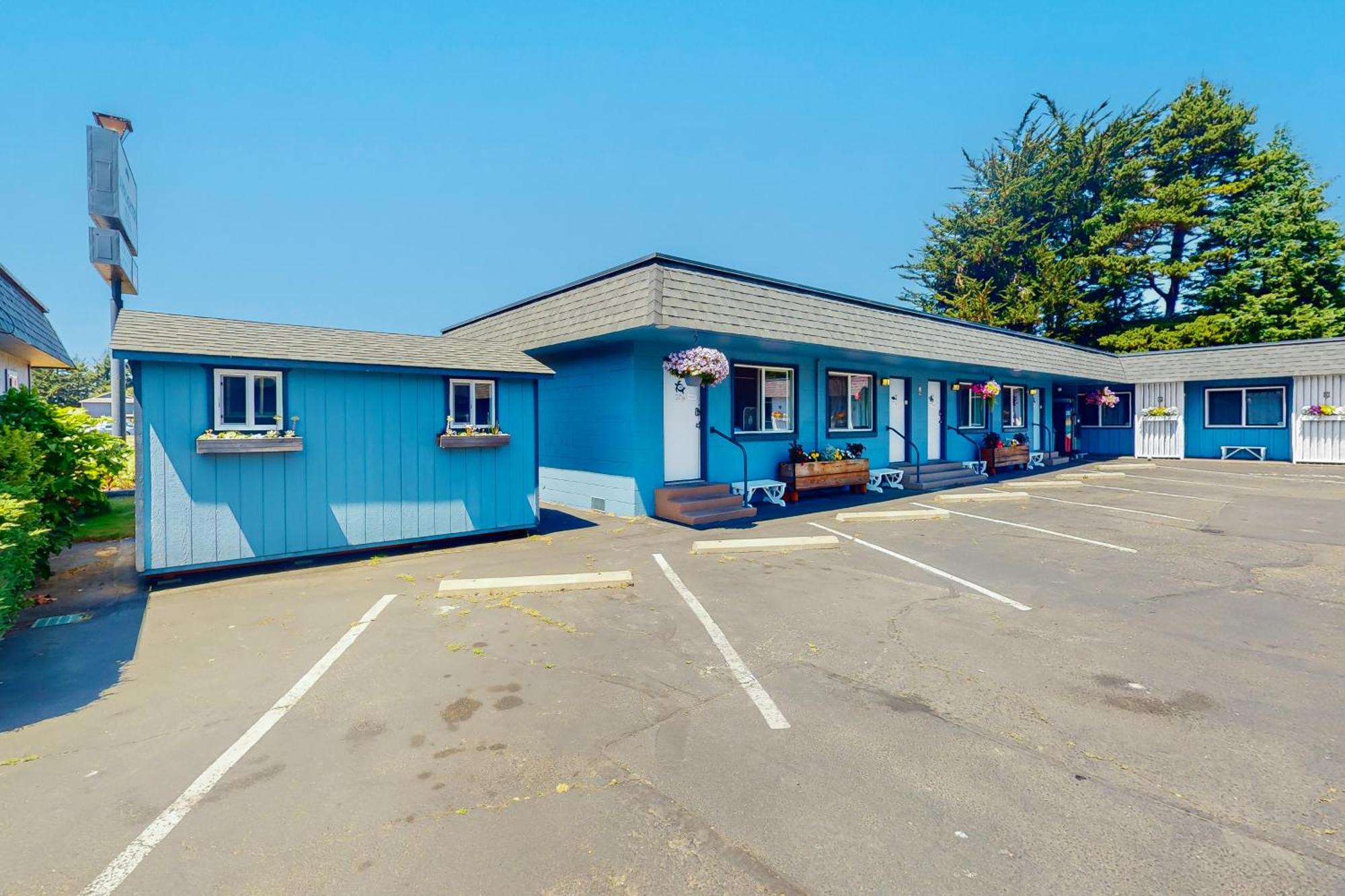 Lamplighter Inn - Tropical Fish Cove And Octopus Encounter Bandon Bagian luar foto