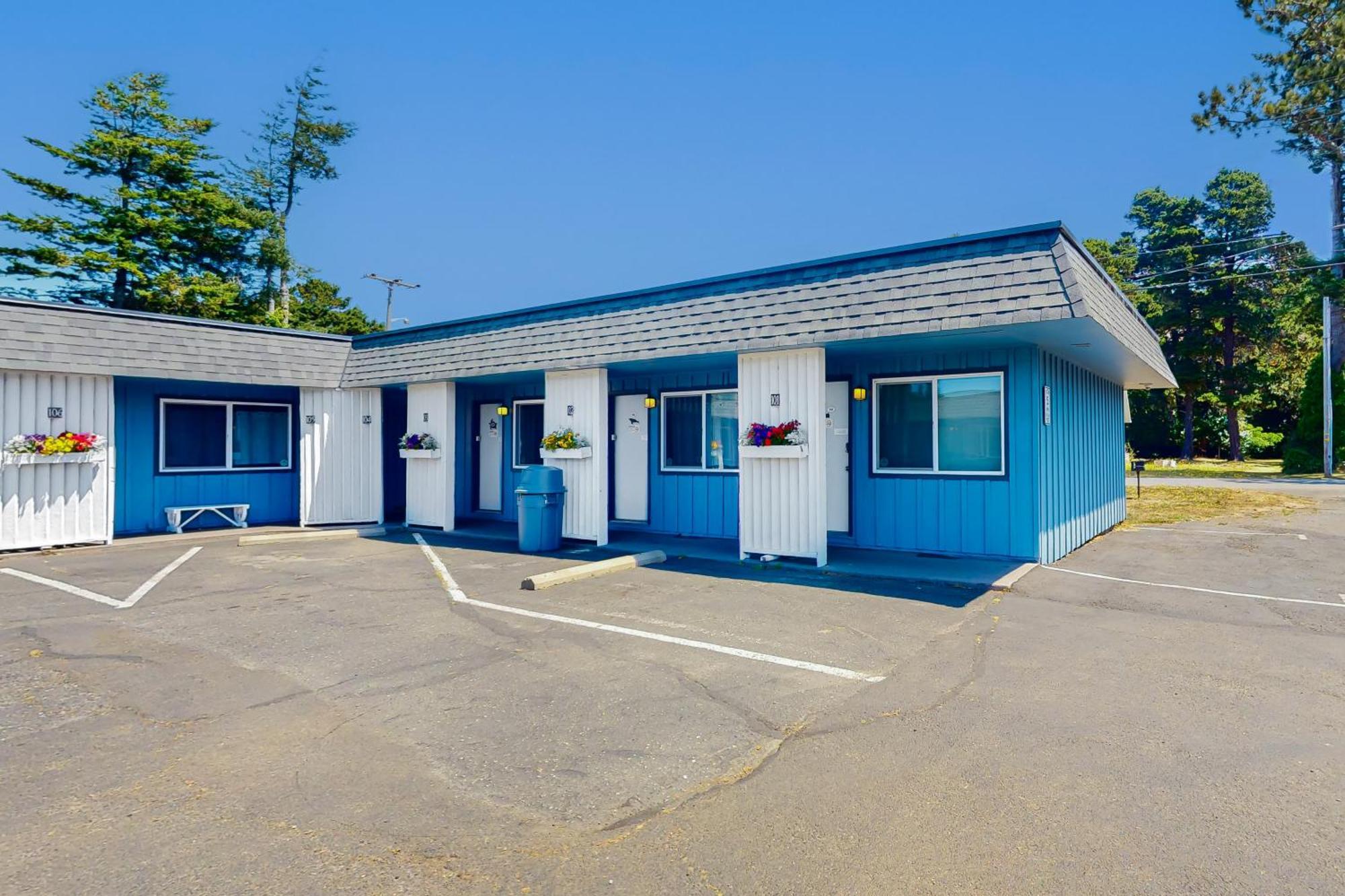 Lamplighter Inn - Tropical Fish Cove And Octopus Encounter Bandon Bagian luar foto